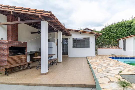 Área externa de casa para alugar com 3 quartos, 120m² em Alvorada, Contagem