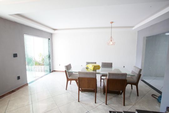Sala de casa para alugar com 3 quartos, 200m² em Taquara, Rio de Janeiro
