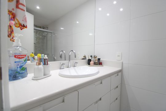 Banheiro da suíte de casa de condomínio à venda com 3 quartos, 181m² em Jacarepaguá, Rio de Janeiro