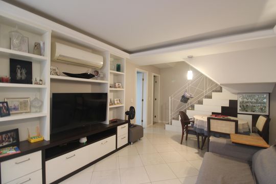 Sala de casa de condomínio à venda com 3 quartos, 181m² em Jacarepaguá, Rio de Janeiro