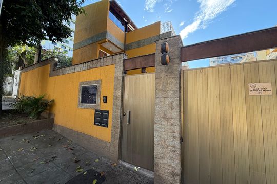 Fachada  de casa de condomínio à venda com 3 quartos, 181m² em Jacarepaguá, Rio de Janeiro