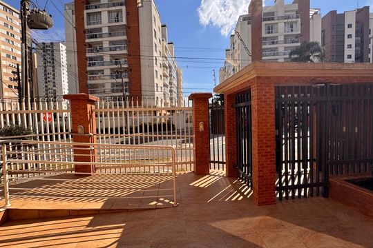 Fachada e portaria de apartamento para alugar com 2 quartos, 68m² em Cristo Rei, Curitiba