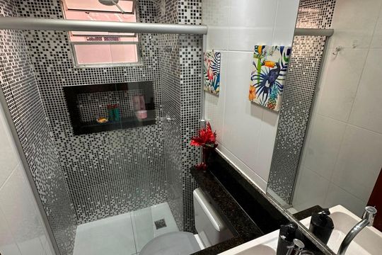 Banheiro de apartamento à venda com 2 quartos, 55m² em Vera Cruz, Belo Horizonte