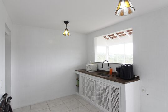 Cozinha de casa de condomínio para alugar com 2 quartos, 58m² em Peró, Cabo Frio