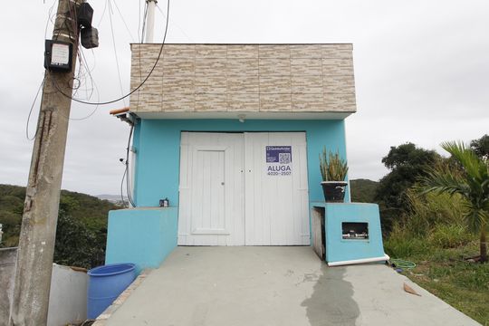 Fachada de casa de condomínio para alugar com 2 quartos, 58m² em Peró, Cabo Frio
