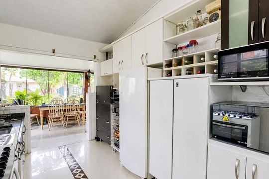 Cozinha de casa para alugar com 4 quartos, 520m² em Guarujá, Porto Alegre