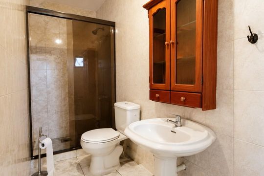 Banheiro 1 de casa à venda com 4 quartos, 520m² em Guarujá, Porto Alegre