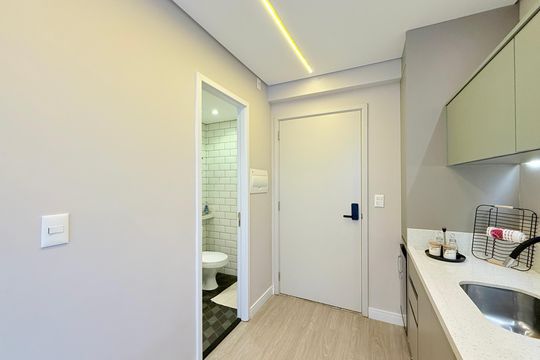 Cozinha  de kitnet/studio à venda com 1 quarto, 22m² em Jardim das Acacias, São Paulo