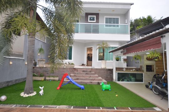 Fachada de casa à venda com 3 quartos, 154m² em Vila Valqueire, Rio de Janeiro