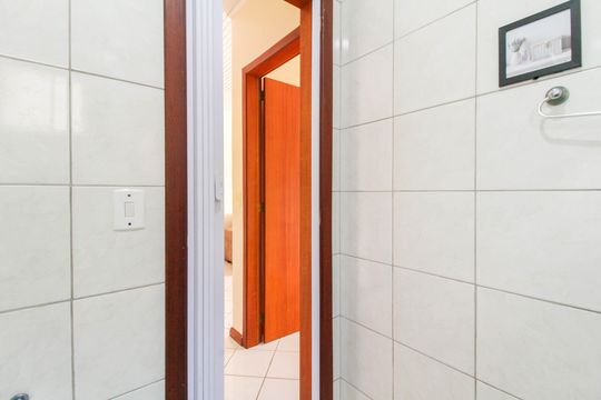Banheiro de casa à venda com 3 quartos, 85m² em São José, Canoas