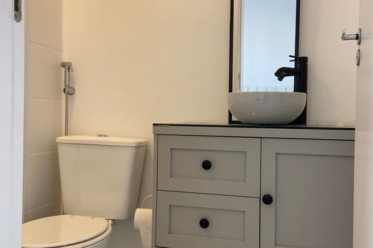 Banheiro de apartamento para alugar com 1 quarto, 50m² em Vila Sonia, São Paulo