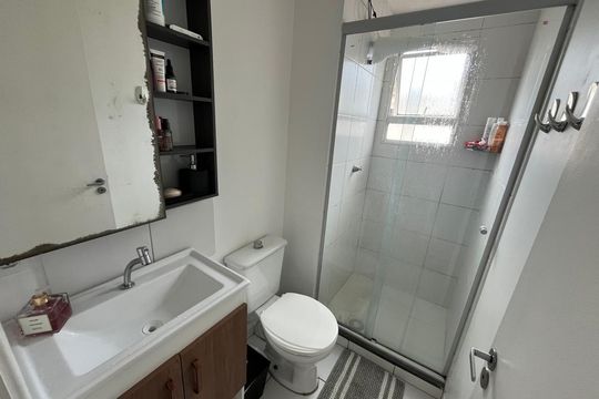 Banheiro de apartamento à venda com 2 quartos, 45m² em Mário Quintana, Porto Alegre
