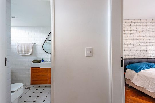 Banheiro de apartamento à venda com 1 quarto, 84m² em Vila Madalena, São Paulo