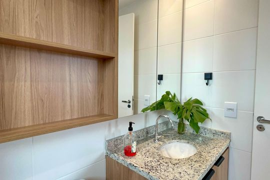 Banheiro de kitnet/studio para alugar com 1 quarto, 28m² em Pinheiros, São Paulo