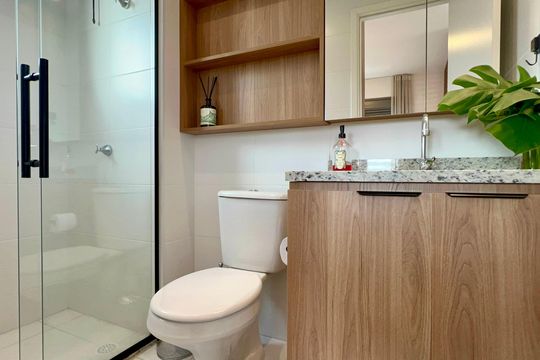 Banheiro de kitnet/studio para alugar com 1 quarto, 28m² em Pinheiros, São Paulo