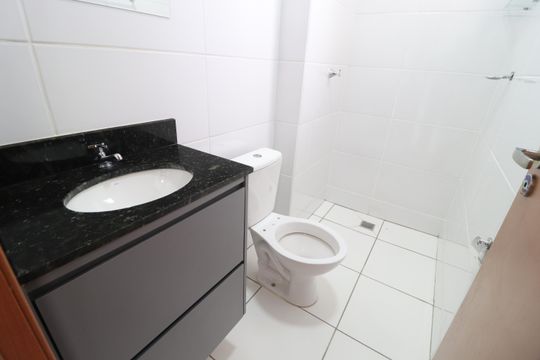 Banheiro do Quarto 1 de apartamento para alugar com 2 quartos, 51m² em Laranjeiras, Uberlândia
