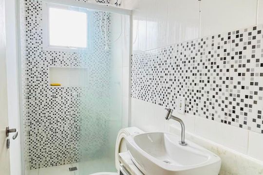 Banheiro de casa de condomínio para alugar com 2 quartos, 65m² em Água Espraiada (caucaia do Alto), Cotia