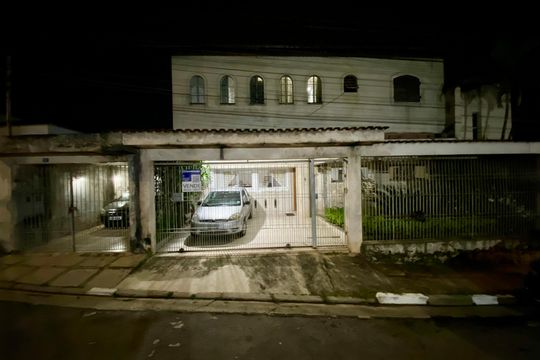 Placa instalada na fachada do imóvel de casa à venda com 5 quartos, 295m² em Jardim Santa Mena, Guarulhos