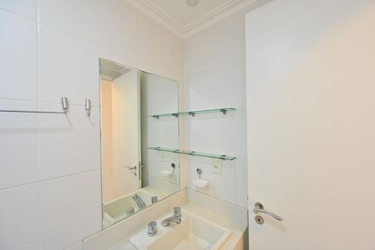 Banheiro Social de apartamento para alugar com 2 quartos, 76m² em Mirandópolis, São Paulo