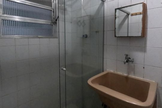Banheiro de kitnet/studio para alugar com 1 quarto, 22m² em José Menino, Santos