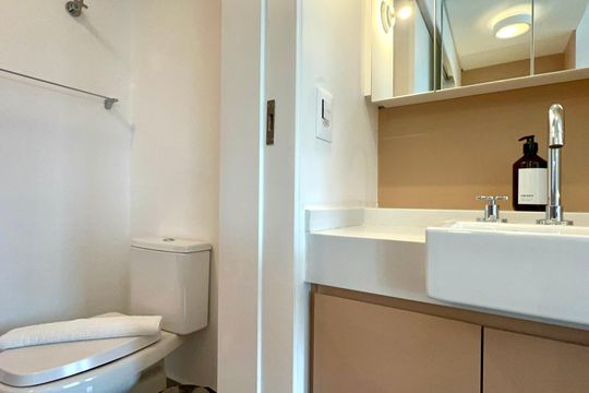 Banheiro de kitnet/studio à venda com 1 quarto, 28m² em Pinheiros, São Paulo