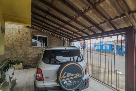 Garagem de casa à venda com 3 quartos, 120m² em Santa Tereza, Porto Alegre