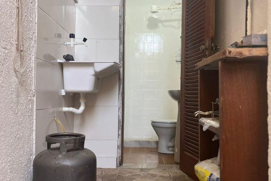 Banheiro de kitnet/studio para alugar com 1 quarto, 44m² em Rio do Ouro, São Gonçalo