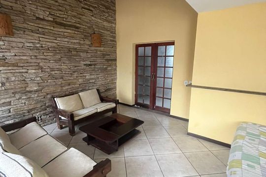 Sala de kitnet/studio para alugar com 1 quarto, 44m² em Rio do Ouro, São Gonçalo