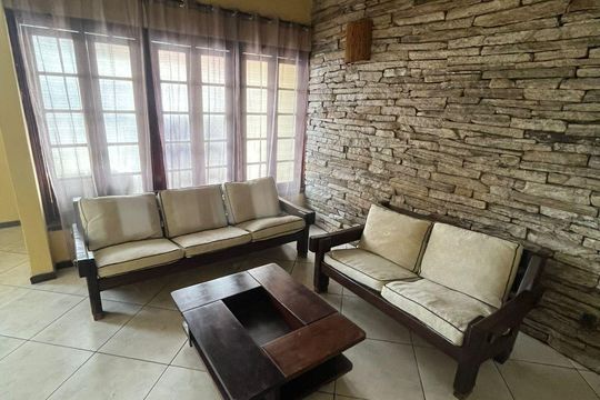 Sala de kitnet/studio para alugar com 1 quarto, 44m² em Rio do Ouro, São Gonçalo