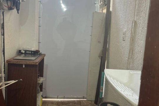 Banheiro de kitnet/studio para alugar com 1 quarto, 44m² em Rio do Ouro, São Gonçalo