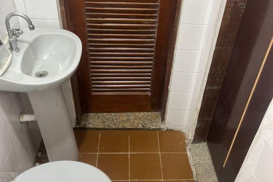 Banheiro de kitnet/studio para alugar com 1 quarto, 44m² em Rio do Ouro, São Gonçalo