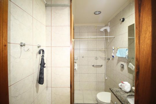 Banheiro de apartamento à venda com 1 quarto, 27m² em Independência, Porto Alegre