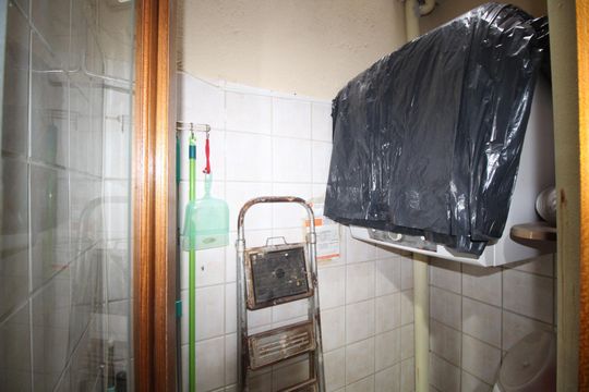 Banheiro de apartamento à venda com 1 quarto, 27m² em Independência, Porto Alegre