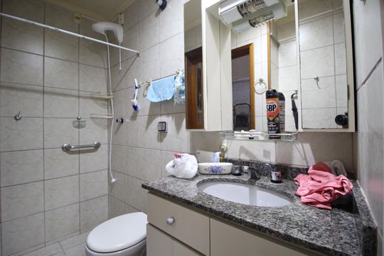Banheiro de apartamento à venda com 1 quarto, 27m² em Independência, Porto Alegre