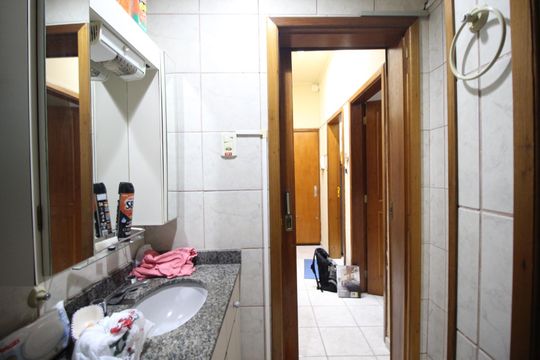 Banheiro de apartamento à venda com 1 quarto, 27m² em Independência, Porto Alegre