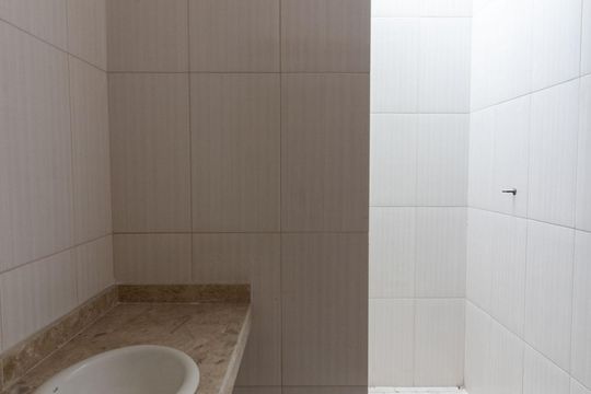 Banheiro Suíte 1 de casa de condomínio para alugar com 2 quartos, 72m² em Jardim Ubirajara, São Paulo