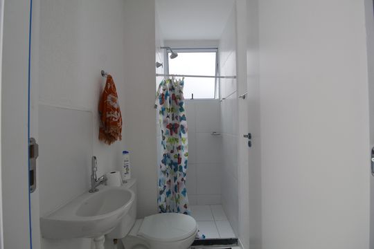 Banheiro de apartamento para alugar com 2 quartos, 69m² em Taquara, Rio de Janeiro