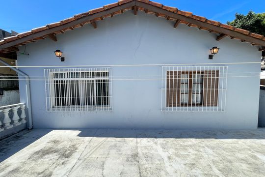 Vista de casa à venda com 4 quartos, 250m² em Vila Nova Alba, São Paulo