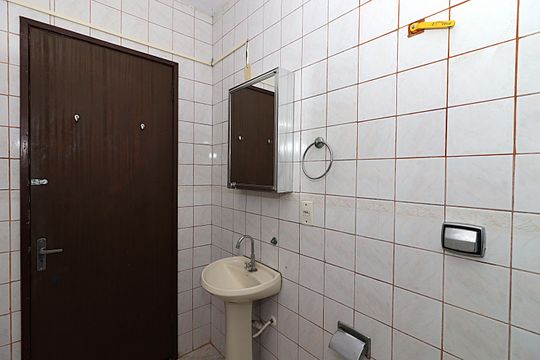 Banheiro de apartamento à venda com 2 quartos, 63m² em São Geraldo, Porto Alegre