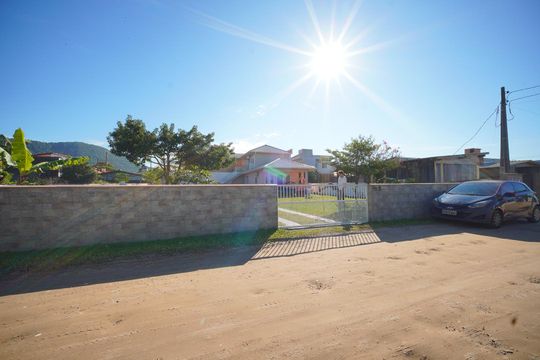 Fachada de casa para alugar com 2 quartos, 55m² em São João do Rio Vermelho, Florianópolis