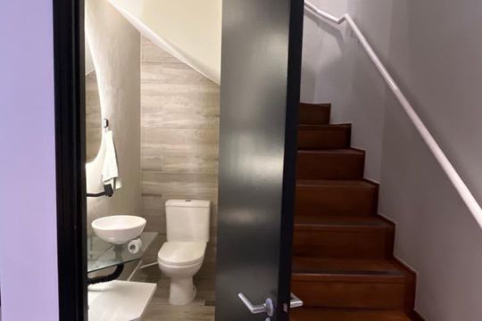 Escada de apartamento para alugar com 1 quarto, 66m² em Pompeia, São Paulo