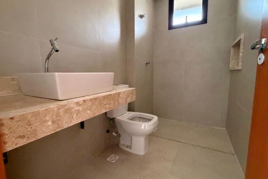 Banheiro de apartamento para alugar com 1 quarto, 49m² em Parque Amazonia, Goiânia
