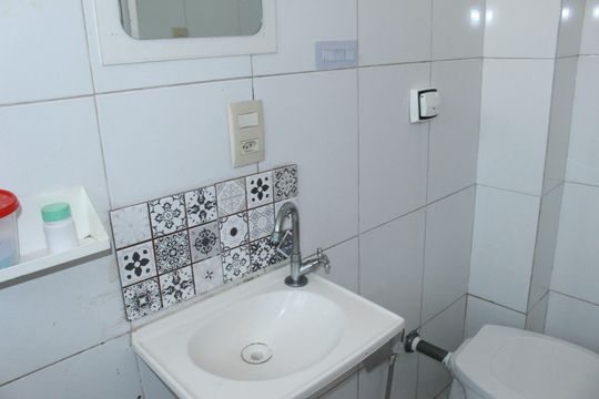 Banheiro de kitnet/studio para alugar com 1 quarto, 27m² em República, São Paulo