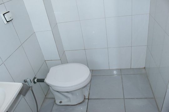 Banheiro de kitnet/studio para alugar com 1 quarto, 27m² em República, São Paulo