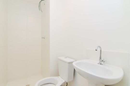 Banheiro de apartamento para alugar com 2 quartos, 45m² em Vila das Bandeiras, Guarulhos