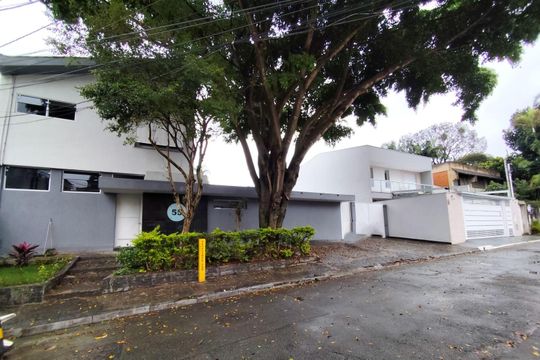 Fachada de casa de condomínio para alugar com 4 quartos, 582m² em Jardim Hipico, São Paulo