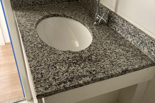 Banheiro social de apartamento à venda com 2 quartos, 54m² em Parque Uniao, Jundiaí