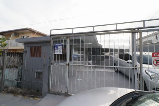 Fachada de casa à venda com 3 quartos, 130m² em Cipava, Osasco