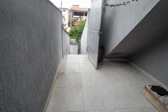 Entrada de casa para alugar com 2 quartos, 100m² em Campo Grande, Rio de Janeiro