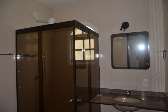 Banheiro de casa de condomínio à venda com 4 quartos, 200m² em Pendotiba, Niterói